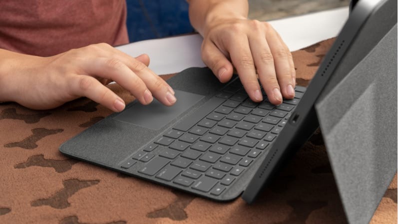 Bàn phím Logitech Combo Touch for iPad