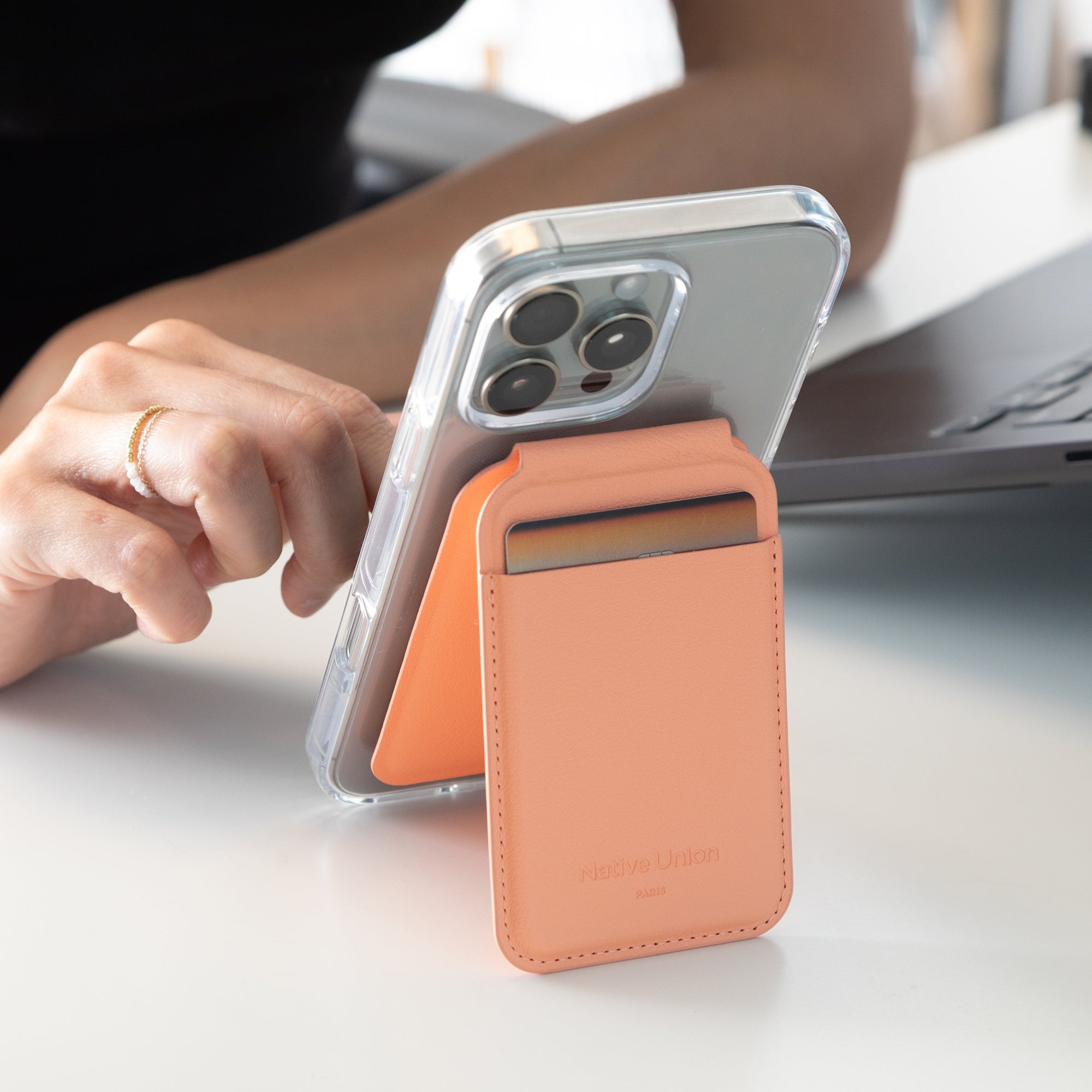 Ví da Native Union Active Wallet Stand Apricot Crush