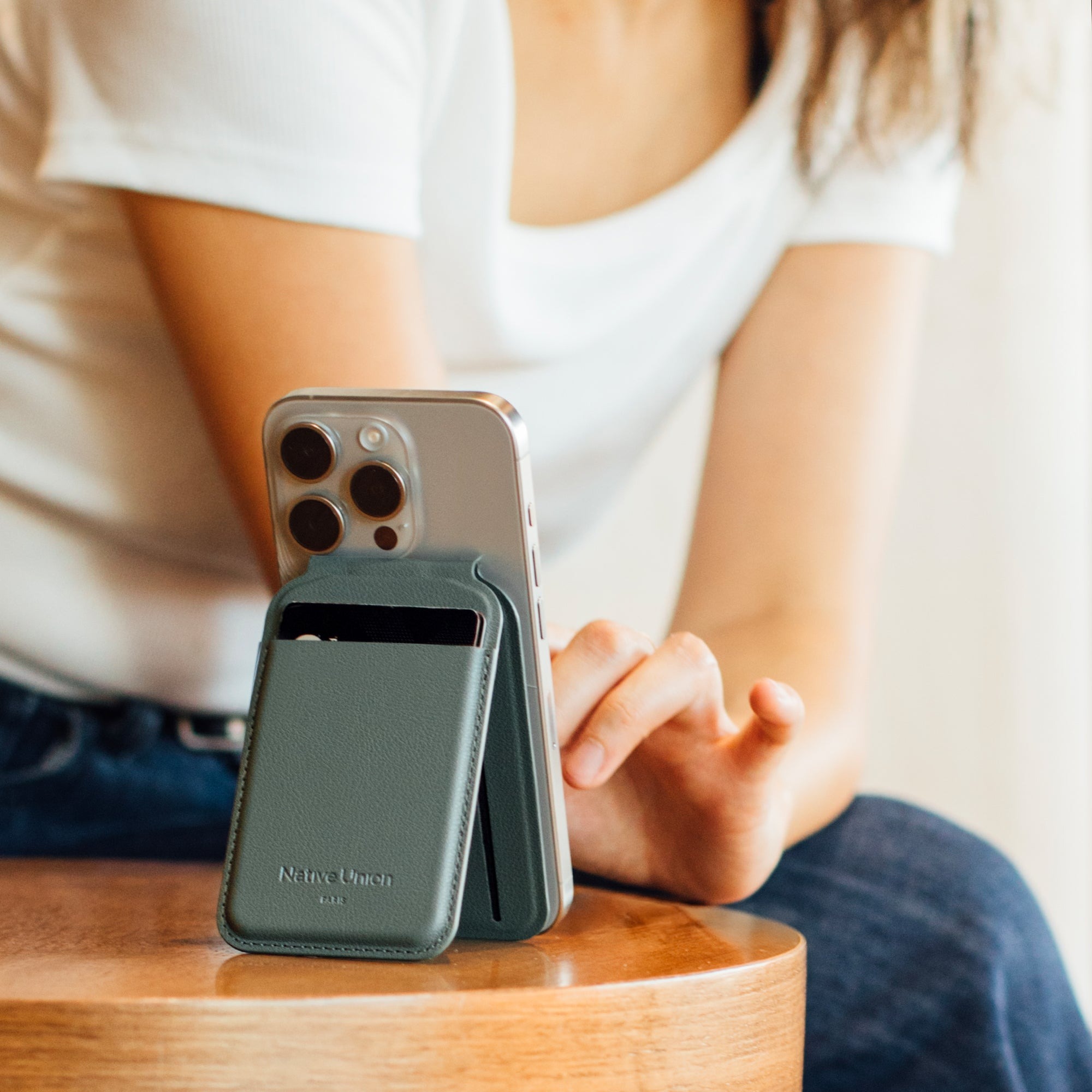 Ví da Native Union Active Wallet Stand