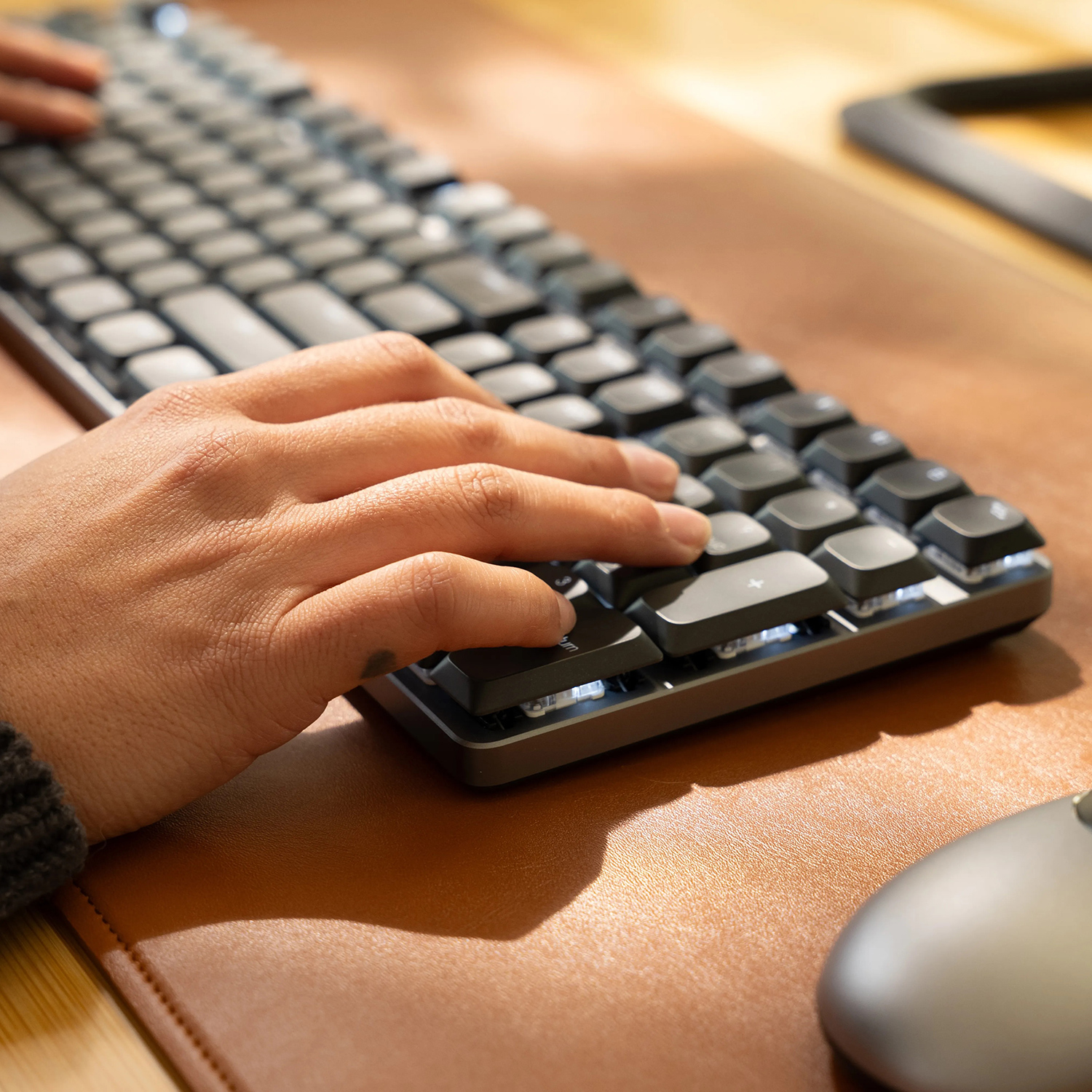 Bàn phím Satechi SM3 Slim Mechanical Backlit Bluetooth Keyboard
